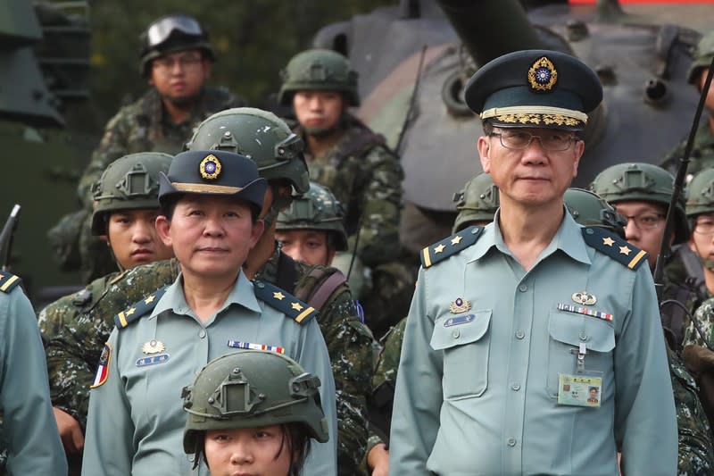 政治作戰局長楊安中將（右）10月1日屆退，遺缺將由陸軍政戰主任陳育琳中將（左）接任，圖為25日下午總統蔡英文視導中部部隊時，兩人同框與官兵合影。（中央社）
