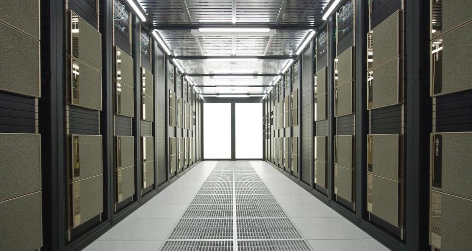 NVIDIA首公開展示其最新的資料中心規模超級電腦 Eos。圖/NVIDIA
