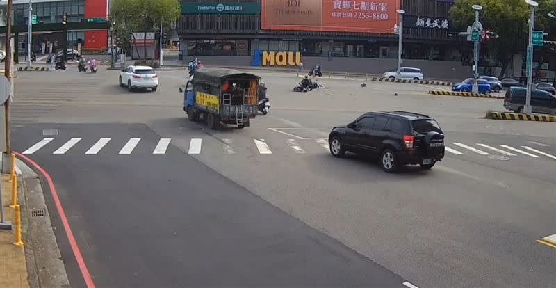 廂型車闖紅燈追撞機車，20歲的體大生當場倒地昏迷，廂型車在原地停了30秒之後加速離開、棄車逃逸。(圖／翻攝畫面)