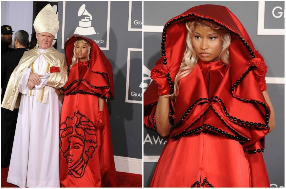 <p>Nicki Minajs frevelhaftes Grammy-Outfit bestand aus einem blutroten Versace Cape und einem Fake-Papst als Accessoire. (Bild: Getty) </p>