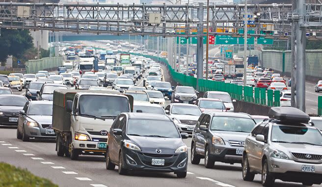 228連續假期首日，北部國道多處路段車流湧現。交通部高速公路局預估，今天國道全線將有17條易壅塞路段，民眾宜注意。（羅永銘攝）