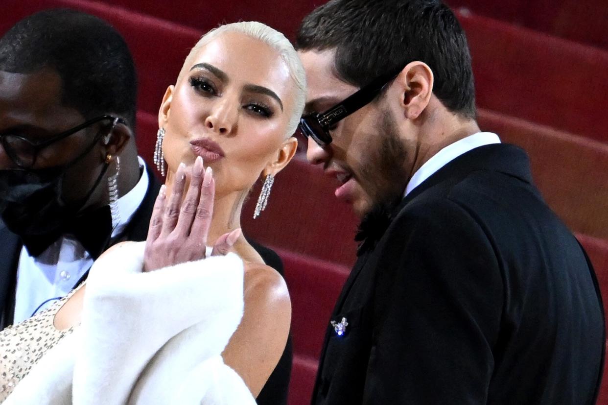 Kim Kardashian y Pete Davidson. (Alexi Rosenfeld/GC Images) 