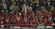 Britain Soccer Football - Southampton v Manchester United - EFL Cup Final - Wembley Stadium - 26/2/17 Manchester United's Wayne Rooney lifts the trophy Action Images via Reuters / John Sibley