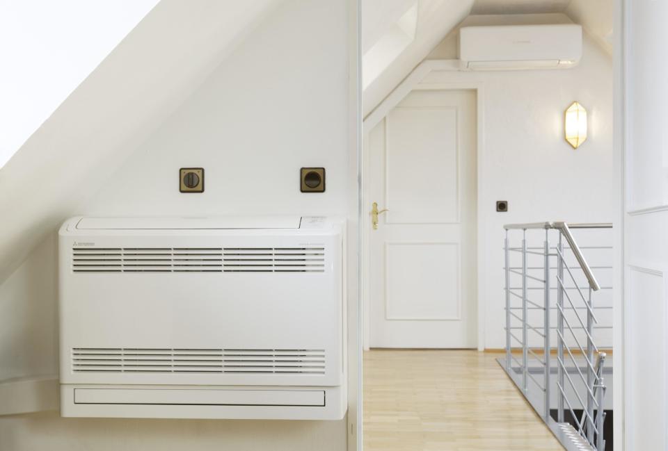 Split-Klimaanlage im Dachgeschoss einer Wohnung. - Copyright: picture alliance / imageBROKER | Norbert Probst