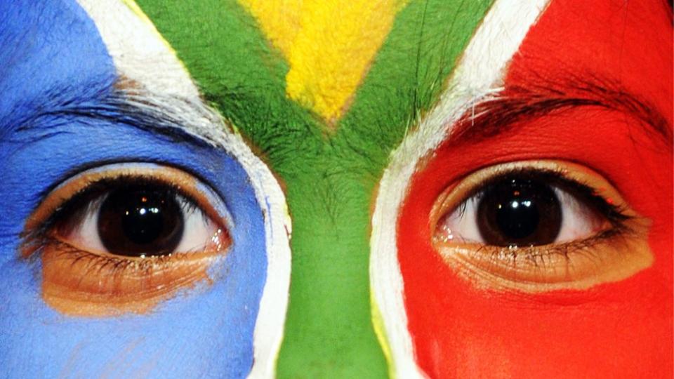 Una joven sudafricana con los colores de la bandera