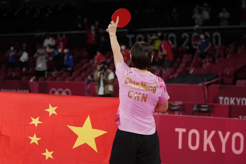 中國桌球運動員陳夢在東京奧運女單項目奪下金牌。（AP）