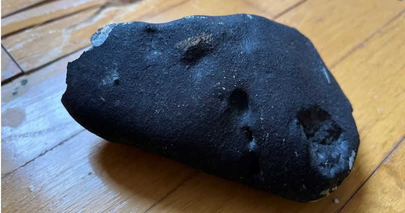 科學家推測隕石可能是隨著寶瓶座流星雨墜落地球。（圖／翻攝自推特）