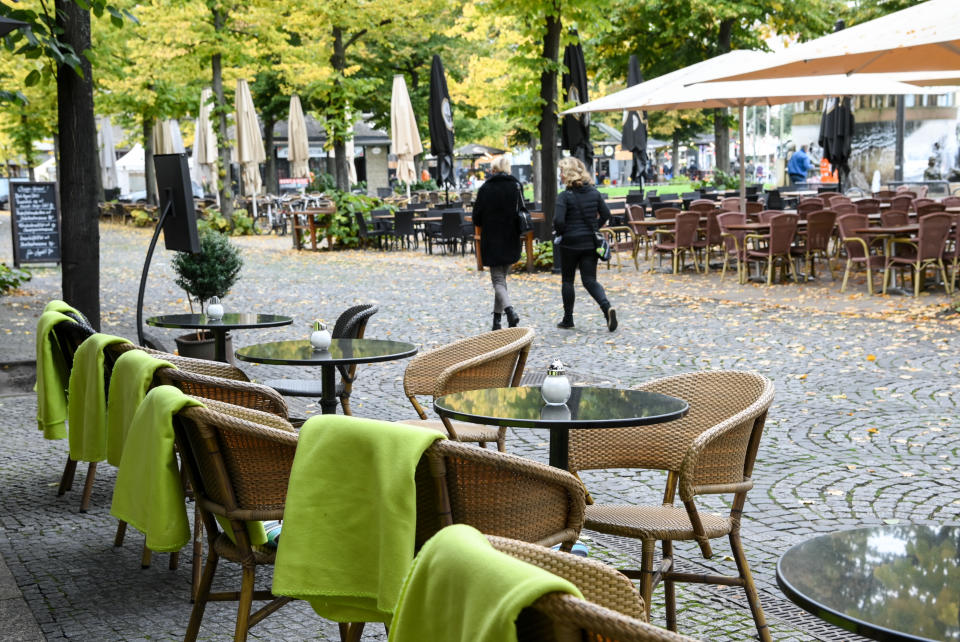 13 October 2020, Berlin: Unoccupied chairs of various open-air cafes and restaurants in Tauentzienstraße. Missing guests due to corona-related restrictions are causing the restaurateurs some trouble. Photo: Jens Kalaene/dpa-Zentralbild/ZB (Photo by Jens Kalaene/picture alliance via Getty Images)