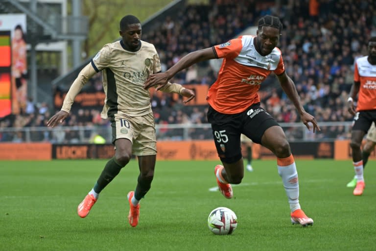 L'attaquant parisien Ousmane Dembélé (g) à la lutte avec le défenseur de Lorient Isaak Touré, le 24 avril 2024 à Lorient (DAMIEN MEYER)