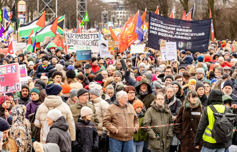 People take part in a demonstration against right-wing extremism in Hamburg. Axel Heimken/dpa