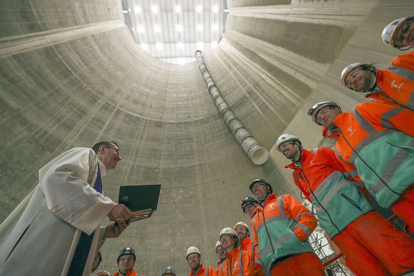 El pastor de la catedral de Southwark bendice la estatua de Santa Bárbara (patrona de los tuneladores) y los trabajadores durante un servicio en el túnel Thames Tideway, 2020.