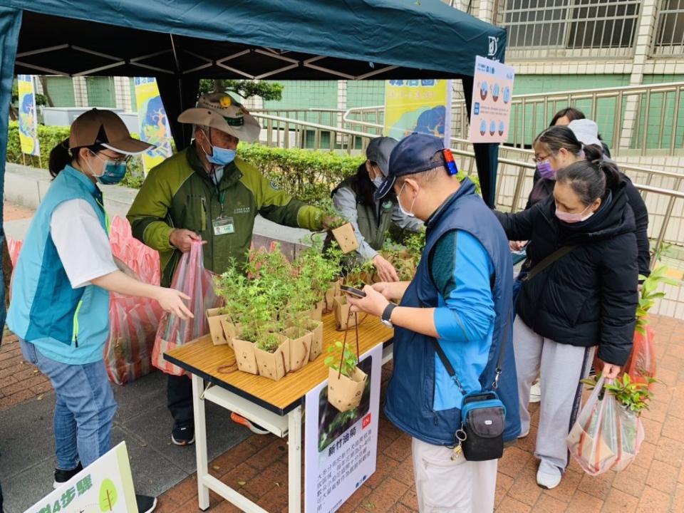 林務局新竹林區管理處九日上午在該處大門口舉辦贈苗活動，活動相當踴躍，約一小時苗木即兌換完畢，在新竹市林管處由伍姓民眾拔得頭籌。(記者曾芳蘭攝)