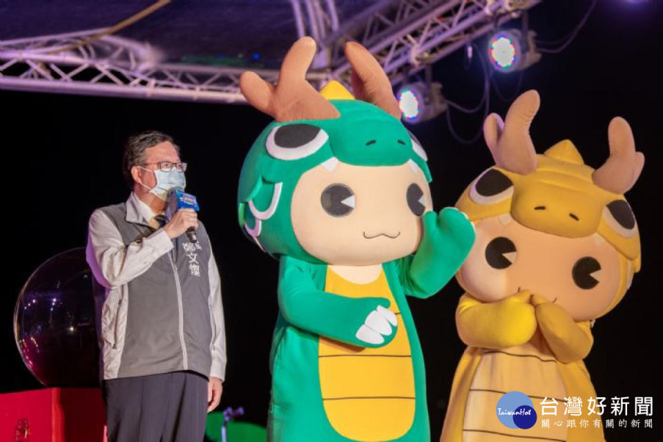 鄭市長與龍潭在地吉祥物「龍寶」邀請市民參加「龍潭歸鄉文化節」。
