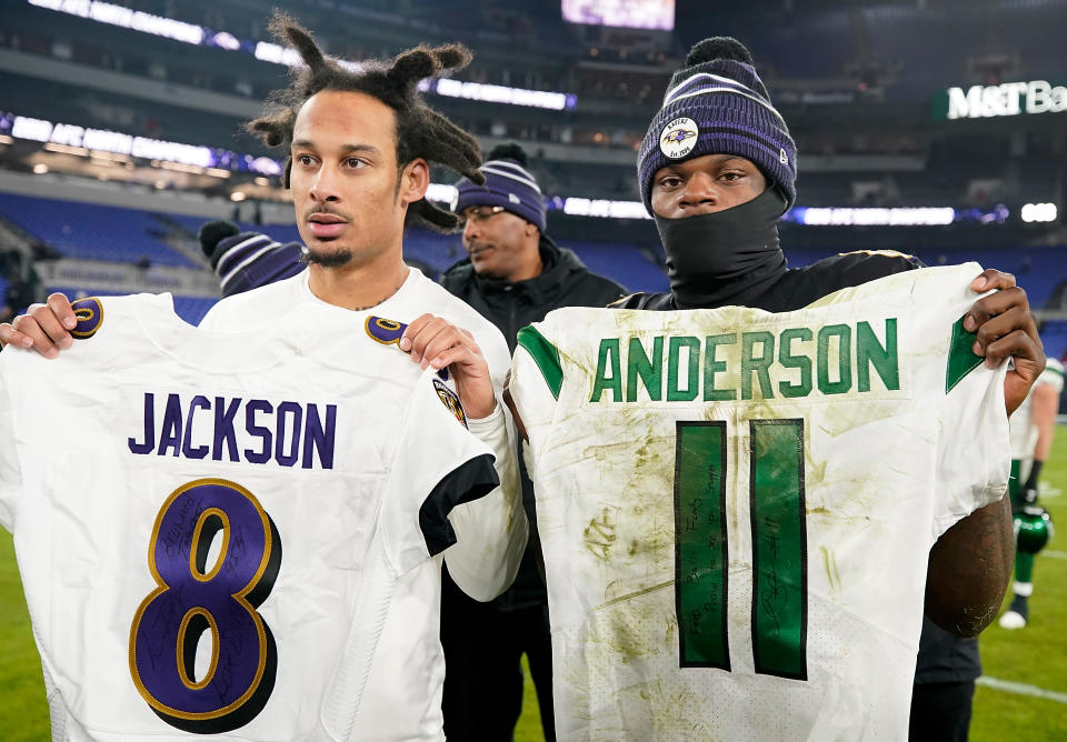 Quarterback Lamar Jackson of the Baltimore Ravens and wide receiver Robby Anderson of the New York Jets exchange jerseys. (Photo by Scott Taetsch/Getty Images)