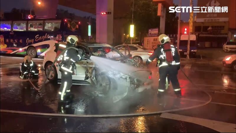 台中男子凌晨喝酒還開車，返家途中連撞兩車，整台火燒車燒光四百萬保時捷。(圖/翻攝畫面)