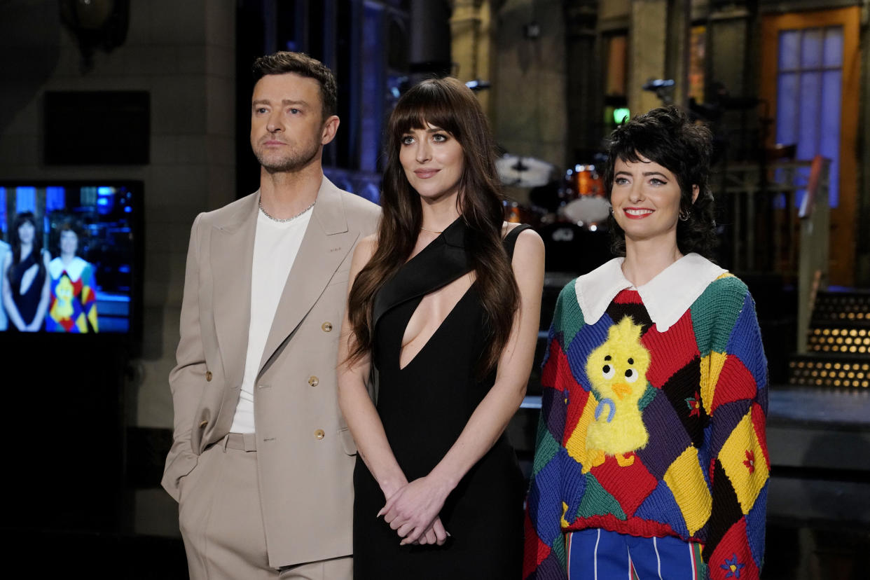 Justin Timberlake, Dakota Johnson, y Sarah Sherman en SNL. (Photo by: Rosalind O'Connor/NBC via Getty Images)