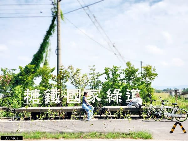 王縣長歡迎大家來體驗這條自行車道，可飽覽田園風光，路線坡度平緩不會太費力，非常適合親子同遊。（記者方一成攝）