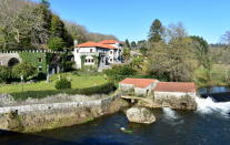 Situado junto al río Tambre, Ponte Maceira forma un conjunto monumental espectacular con su poblado antiguo, un pazo moderno y una presa con dos molinos y un puente que se mantiene desde el siglo XIII y que se construyó sobre los restos de otro romano anterior. Además, ofrece un paisaje natural increíble. (Foto: Getty Images).