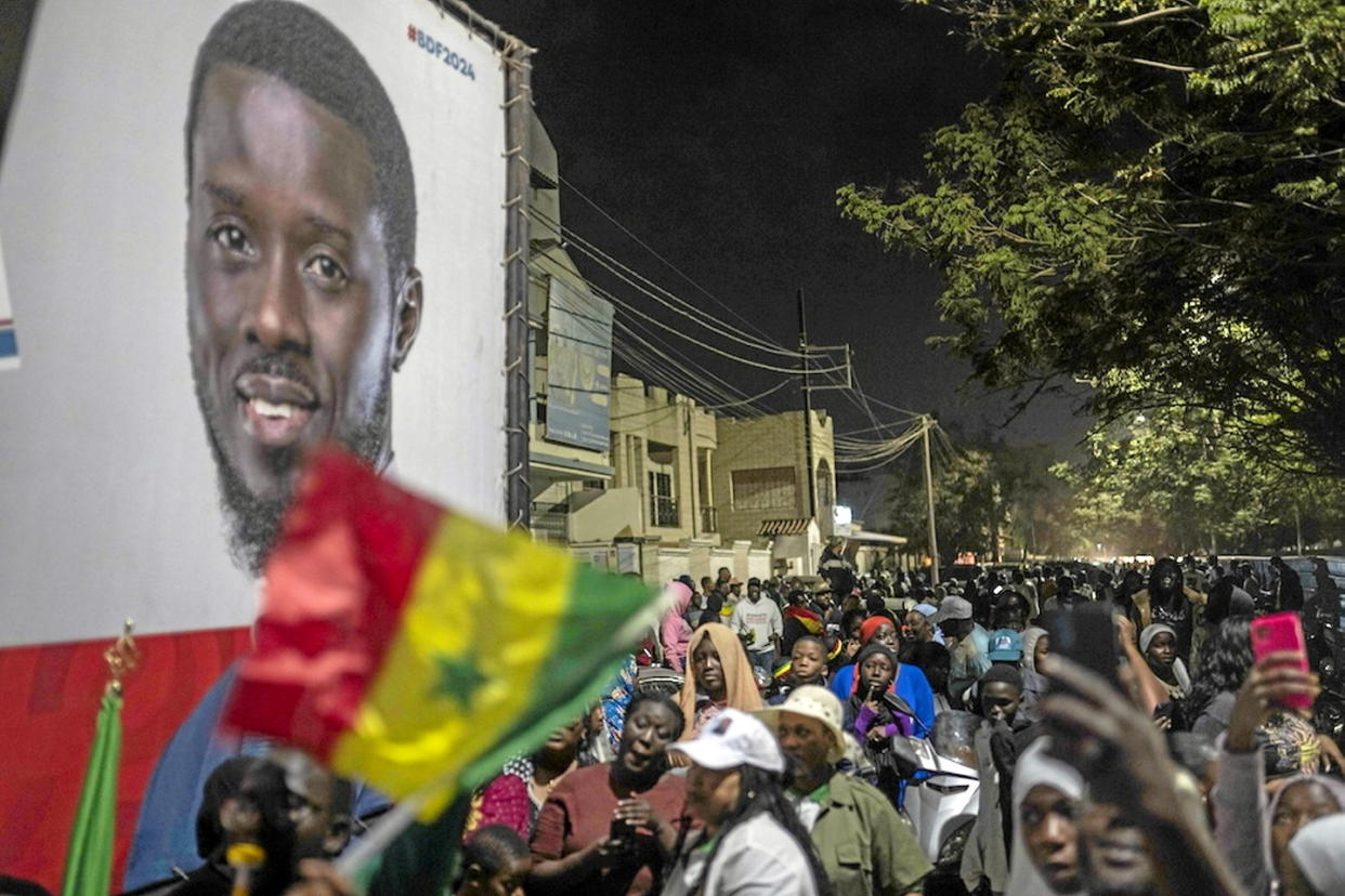 Les partisans du candidat de l'opposition anti-système Bassirou Dimaye Faye célébrant sa victoire en tant que cinquième président du Sénégal.   - Credit:Mosa'ab Elshamy/AP/SIPA