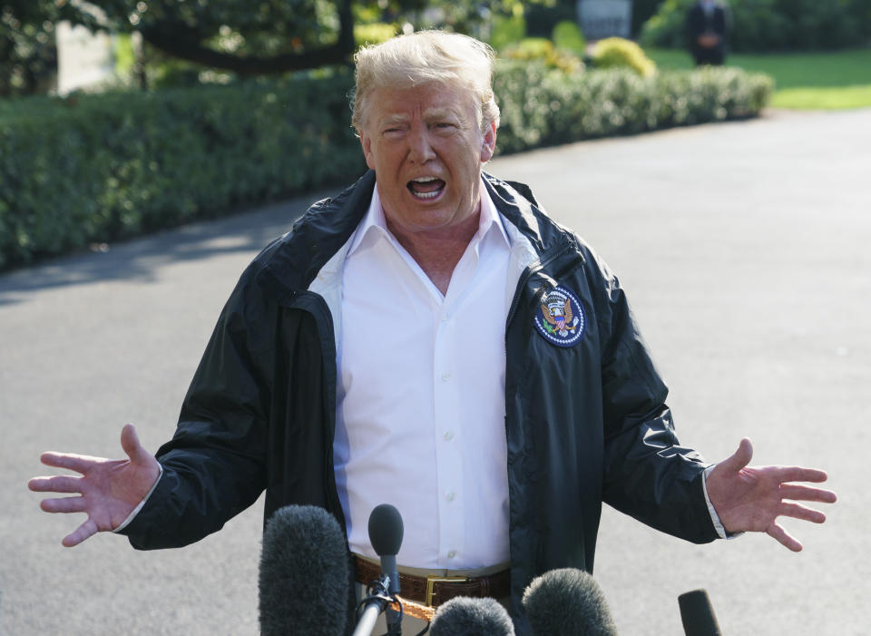 El presidente Donald Trump habal con reporteros antes de abordar el Marine One en la Casa Blanca, en Washington, el miércoles 19 de septiembre del 2018, para ir a la Base de la Fuerza Aérea Andrews y de allí a Havelock, Carolina del Norte. (AP Foto/Carolyn Kaster)