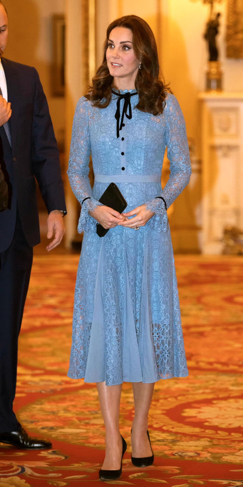 <p>Dies war Kates erster öffentlicher Auftritt nach Bekanntgabe ihrer dritten Schwangerschaft. Für einen Empfang im Buckingham Palace am Internationalen Tag der psychischen Gesundheit trug sie ein 900 Euro teures blaues Spitzenkleid von Temperley. (Bild: PA) </p>