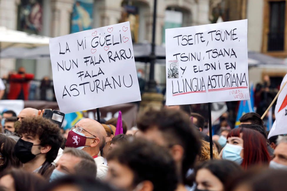 "Mi abuela no habla raro, habla asturiano", se lee en una pancarta portada por uno de los que participaron el la manifestación organizada por la Xunta pola Defensa de la Llingua Asturiana a favor de la oficialidad de dicho idioma en Oviedo, España, el 16 de octubre de 2021.