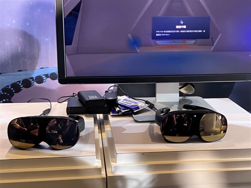 HTC Desire 22 pro 可以與 VIVE Flow VR眼鏡串聯，更有沉浸式虛擬實境。 （圖／記者谷庭攝）