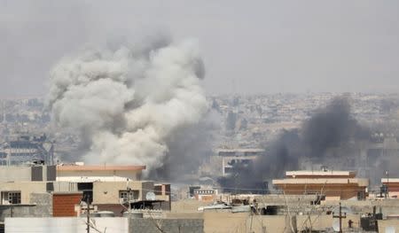 Smoke billows after an air strike by Iraqi forces towards the positions of the Islamic State militants in the Old City of Mosul, Iraq June 25, 2017. REUTERS/Erik De Castro