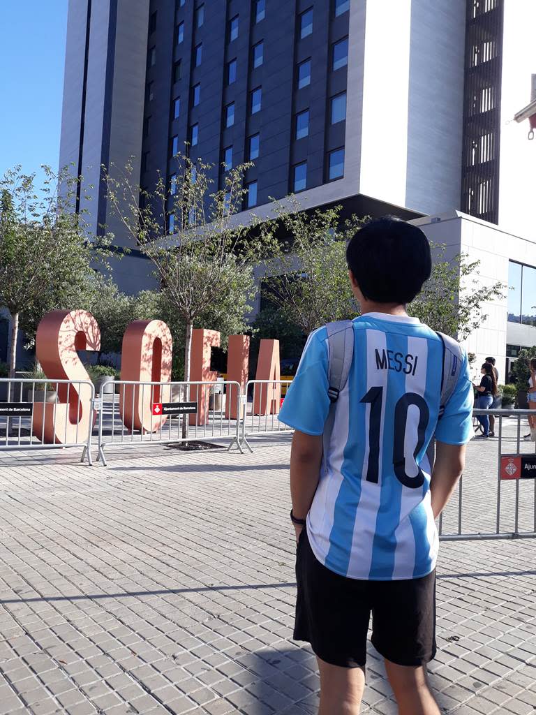 Un forofo espera a las puertas del hotel Sofía, en Barcelona, la salida de la selección Argentina. / Foto: Wílmar Cabrera