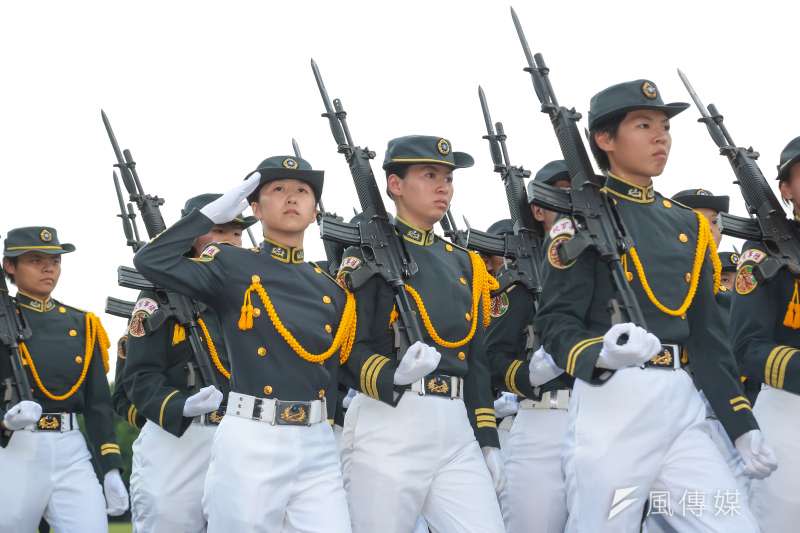 陸軍官校16日舉行92週年校慶，第九連也是唯一的女兵連通過司令台。（顏麟宇攝）