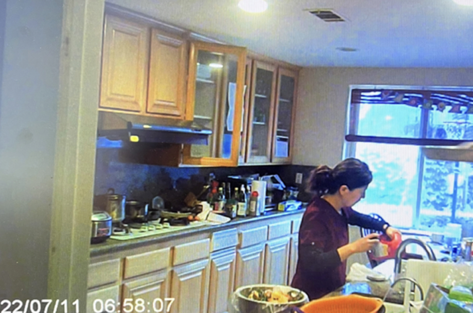 Se ve a Yue “Emily” Yu en cámara escondida mientras vierte limpiador de tuberías en la limonada caliente de su esposo, de acuerdo a documentos judiciales (New York Post)