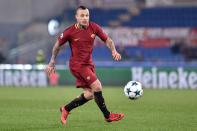 <p>A en croire La Gazzetta dello Sport, la Chinese Super League serait sur le point d’accueillir une nouvelle star. En effet, le transfert de Radja Nainggolan vers le Guangzhou Evergrande serait bouclé. Le club chinois aurait proposé 50 millions d’euros à l’AS Roma. Le milieu de terrain se verrait offrir un salaire annuel de 12 millions par an… soit le quadruple de ce qu’il touche actuellement en Serie A. Si dans un premier, Nainggolan ne semblait pas franchement emballé par cet exil chinois, le discours de Fabio Cannavaro, le coach du club chinois, l’aurait convaincu. Dommage pour Chelsea, qui pistait également le Belge. (Photo Getty) </p>