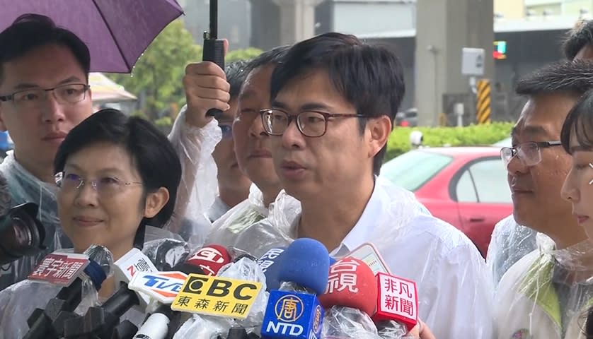 民進黨高雄市長補選候選人陳其邁說，「她說是同學間的資料嘛 ，我想大家會比較好奇那個同學到底是誰，那包括論文後面的註釋，也都處處照抄，到底是怎麼來的，可能還要再多做解釋。」（圖／東森新聞）