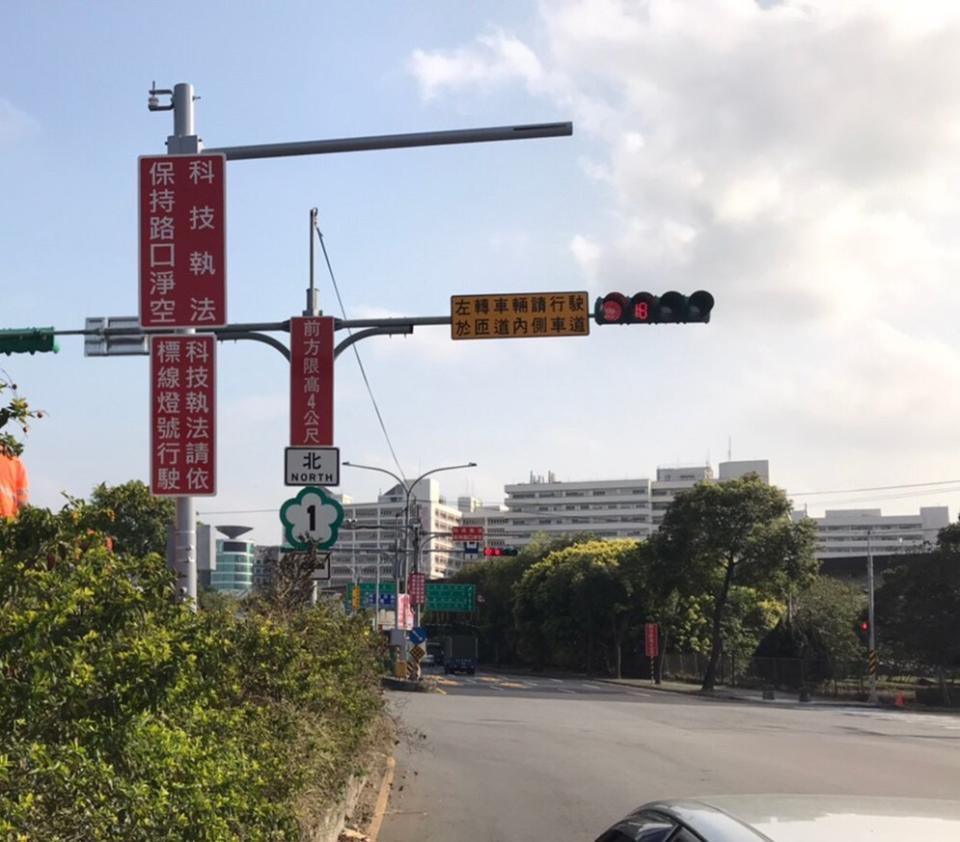 林口交流道41A北上匝道入口(文化一路與龜山一路口)設有科技執法設備取締違規。   圖：桃園市政府交通局／提供