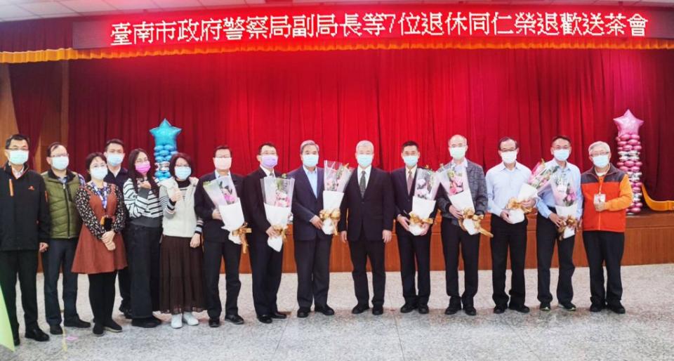 台南市警局七名高階警官榮退，市警局辦歡送茶會。 （市警局提供）