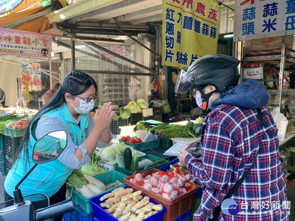 民眾黨嘉義市黨部主委吳亭蓁醫師帶領志工，在傳統市場沿街宣傳公投理念／陳致愷翻攝