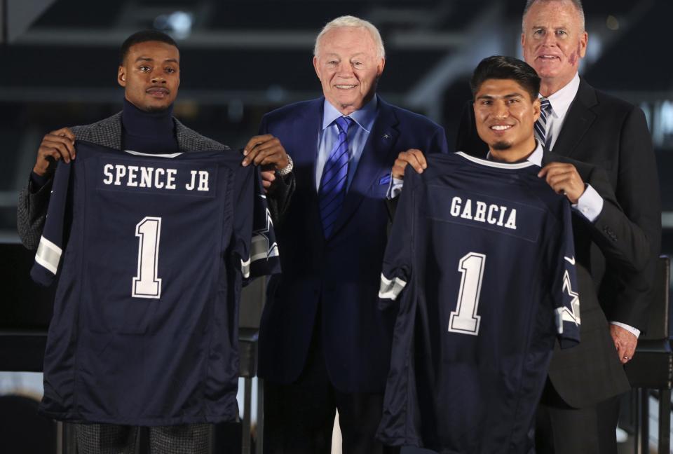 Dallas Cowboys owner Jerry Jones with the fighters during this week's press conference. (AP)