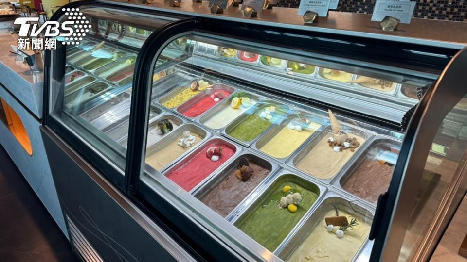 跨界和跟著季節走的冰淇淋店「Double V」合作提供濃醇冰淇淋。（圖／葉韋辰攝）