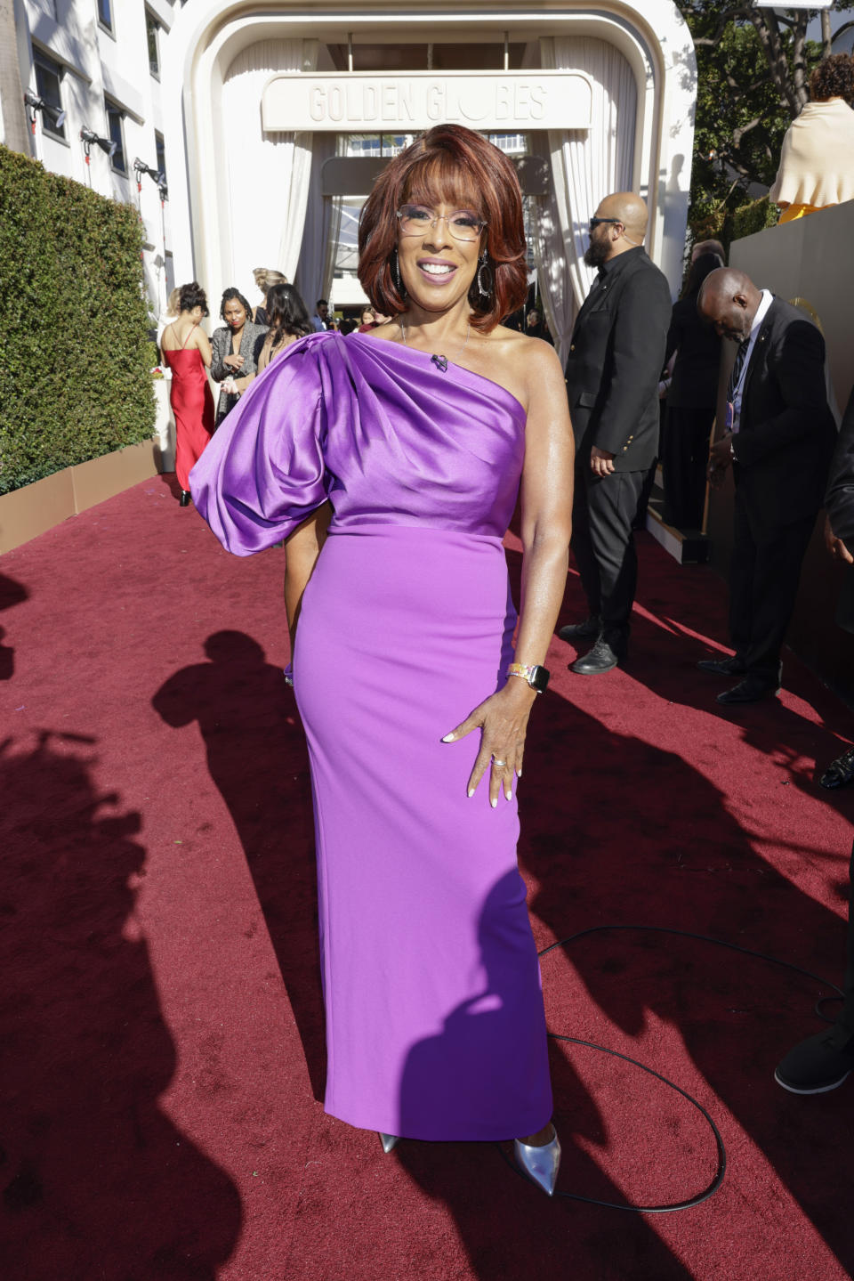 Gayle King wore a one-shoulder look by Solace London to the 2024 Golden Globe Awards (Image via Getty Images)