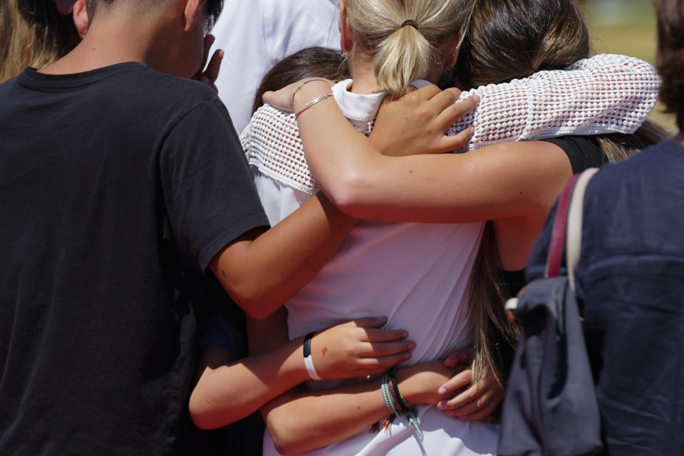 Cecilia Morel, la viuda del expresidente de Chile Sebastián Piñera (centro), abrazada por familiares mientras recibe los restos de su esposo en el aeropuerto de Santiago, Chile, el 7 de febrero de 2024. Piñera, de 74 años, falleció en la víspera cuando el helicóptero que pilotaba cayó en un lago por el mal tiempo. (AP Foto/Esteban Félix)