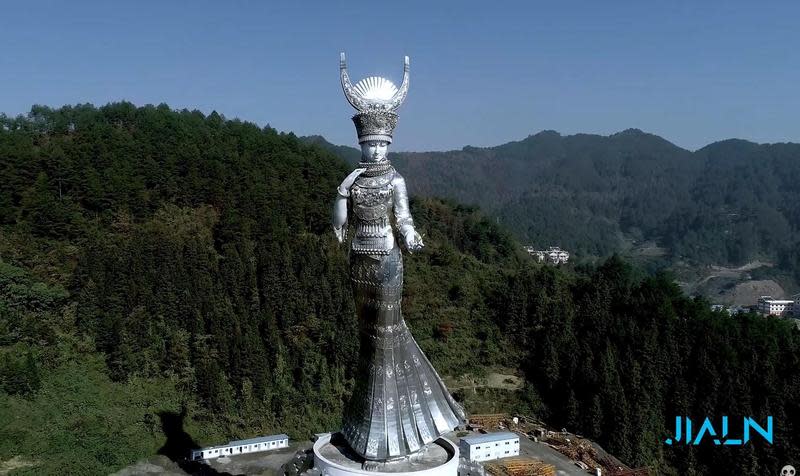 中國貴州劍河縣斥資逾8,600萬人民幣（約新台幣3.74億元），建造一座全世界最大苗族女神「仰阿莎」的雕像，被網友質疑是花大錢打造「形象工程」。（翻攝自Enjoy China Entertainment YouTube頻道）