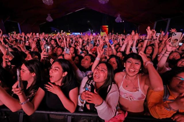 Diljit Dosanjh adds Punjabi Punch to second Coachella performance in white  tehmat-kurta styled with sneakers. All pics