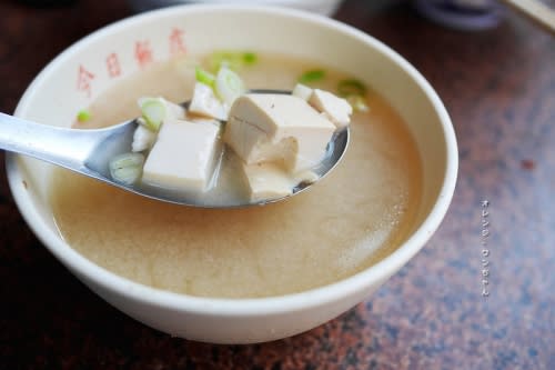 【台中散策食記】今日小吃爌肉飯‧豬腳飯 忠孝路│東區：忠孝路甘蔗滷汁家傳老字號～爌肉肥瘦分明軟嫩滋味(就是口味重鹹膩了些)～二十元味噌湯料好實在夠味！不算最出色可偶爾一嘗！