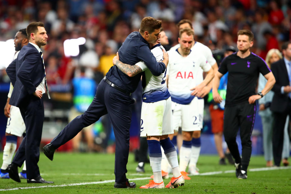 MADRID, SPAIN - JUNE 01:  Tottenham Hotspur Manager / Head Coach Mauricio Pochettino consoles his players at the end of the UEFA Champions League Final between Tottenham Hotspur and Liverpool at Estadio Wanda Metropolitano on June 1, 2019 in Madrid, Spain. (Photo by Robbie Jay Barratt - AMA/Getty Images)