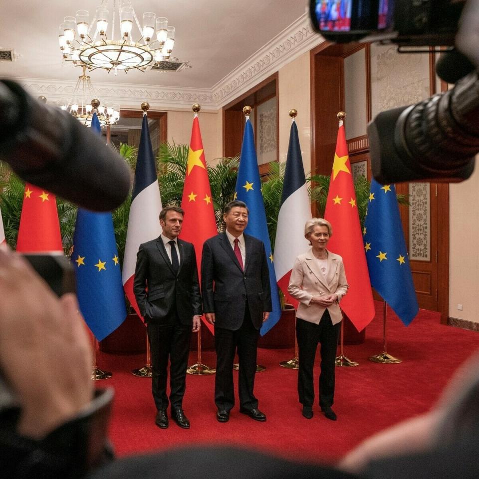 馬克宏（Emmanuel Macron）(左)與歐盟執行委員會主席馮德萊恩（Ursula von der Leyen）(右)一同與中國領導人習近平(中)會面。   圖 : 取自馬克宏推特