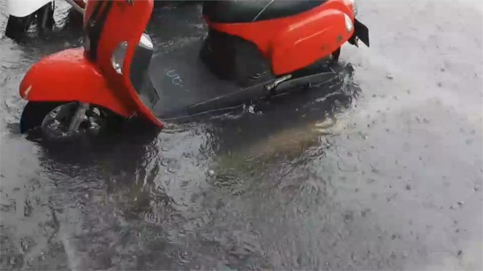 雨炸港都！　小港人孔蓋湧噴泉　變壓器受雷擊損壞　仁武6千多戶停電