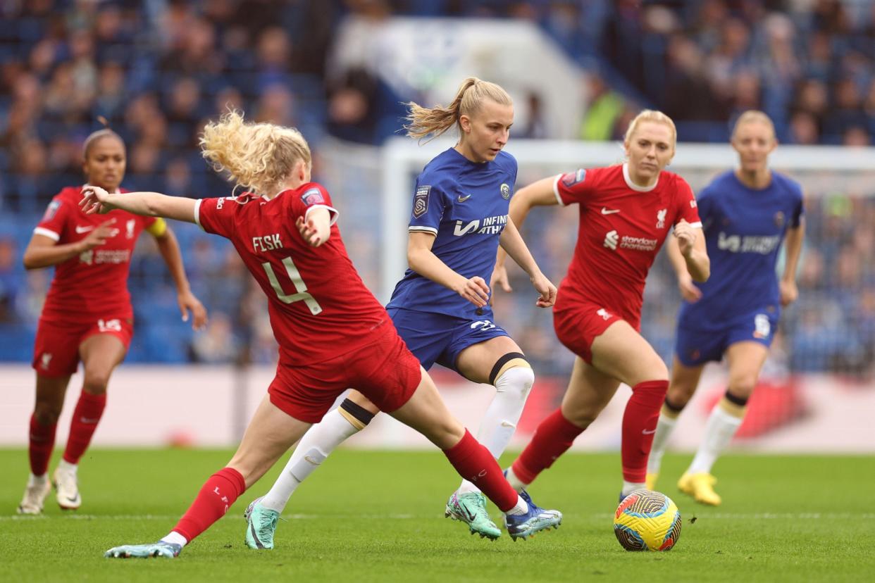 LONDON, ENGLAND - NOVEMBER 18: Aggie Beever-Jones of Chelsea is put under pressure by Grace Fisk of Liverpool during the Barclays WomenÂ´s Super League match between Chelsea FC and Liverpool FC at Stamford Bridge on November 18, 2023 in London, England. (Photo: Richard Heathcote/Getty Images via Bloomberg)
