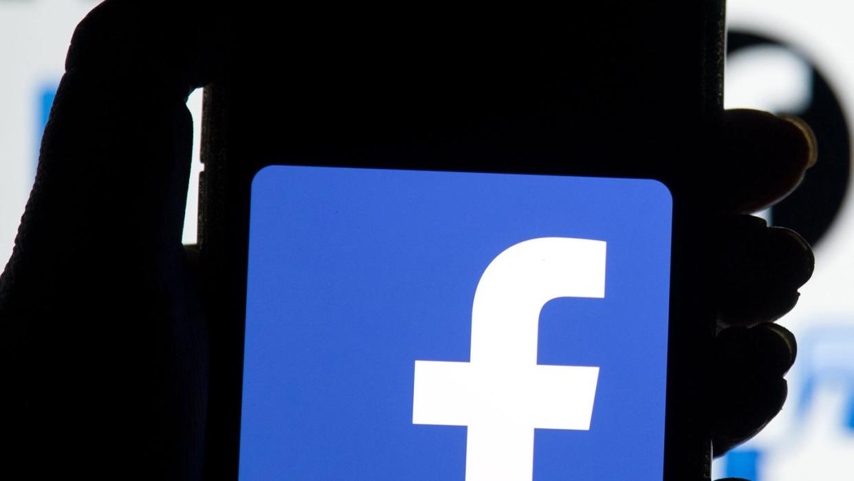 Das Facebook-Logo ist auf dem Display eines Mobiltelefon zu sehen. Foto: Dominic Lipinski/Illustration