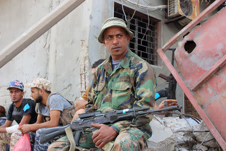 Fighters of Libyan forces allied with the U.N.-backed government rest near front line of fighting with Islamic State militants in Ghiza Bahriya district in Sirte, Libya November 16, 2016. REUTERS/Ayman Sahely