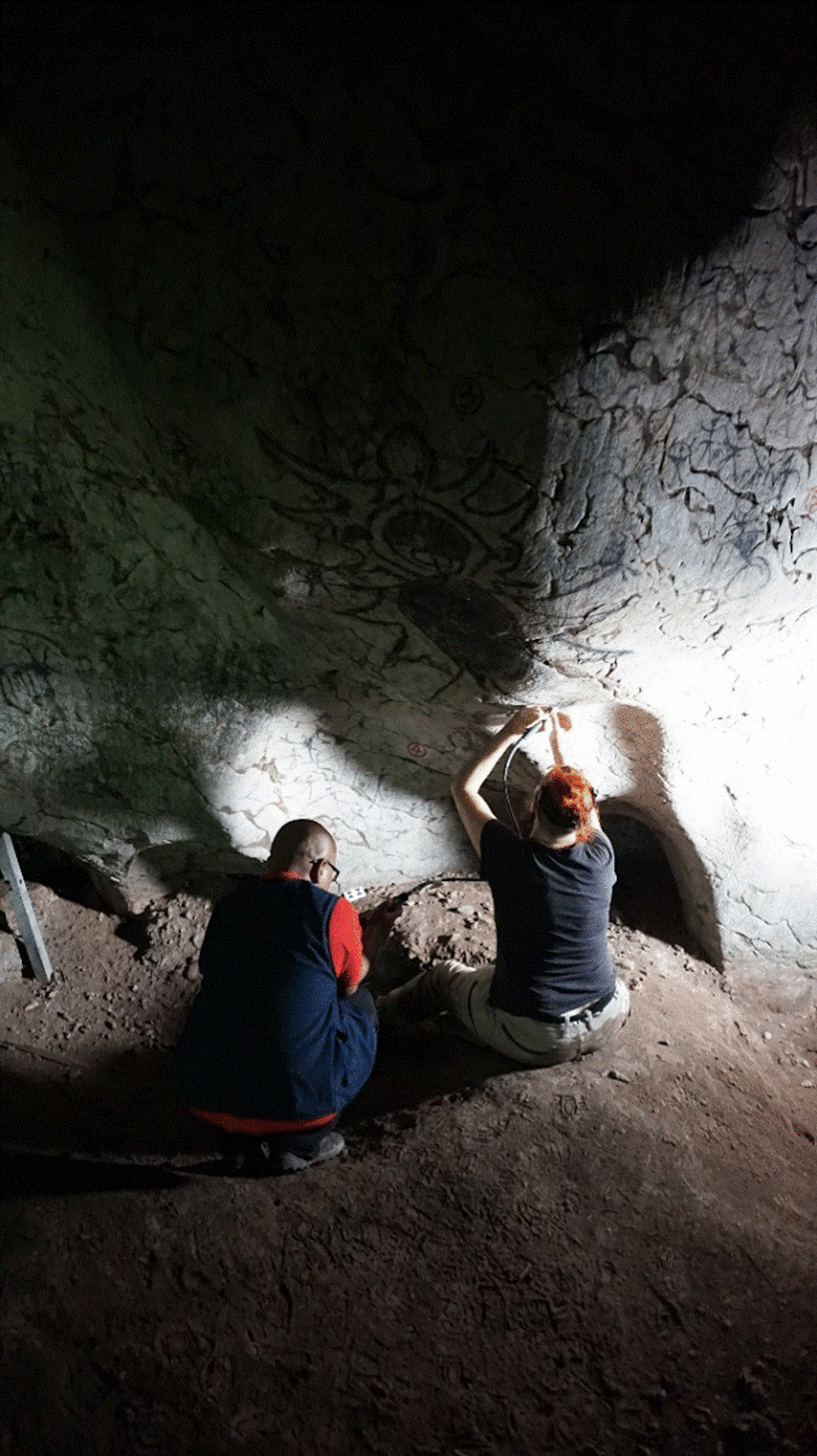 Bidayuh descendant Mohammad Sherman Sauffi William (Sarawak Museum Department) and Jillian Huntley harvesting a sample from the rock art. Paul S.C. Taçon, <a href="http://creativecommons.org/licenses/by-nd/4.0/" rel="nofollow noopener" target="_blank" data-ylk="slk:CC BY-ND;elm:context_link;itc:0;sec:content-canvas" class="link ">CC BY-ND</a>